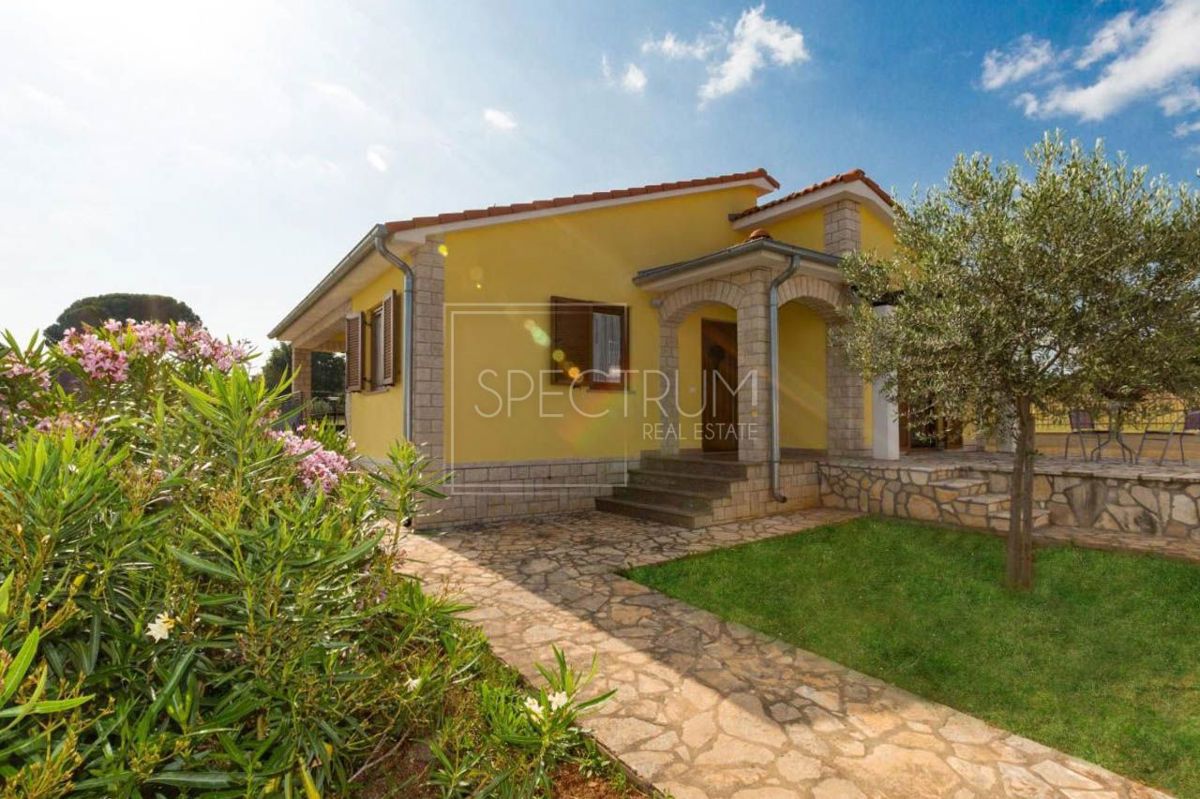 Castelliere, casa a un piano con piscina