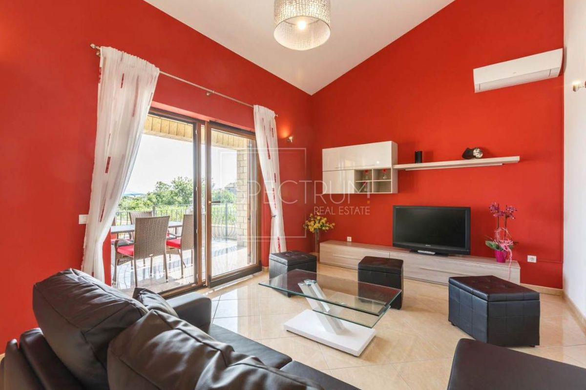 Castelliere, casa a un piano con piscina