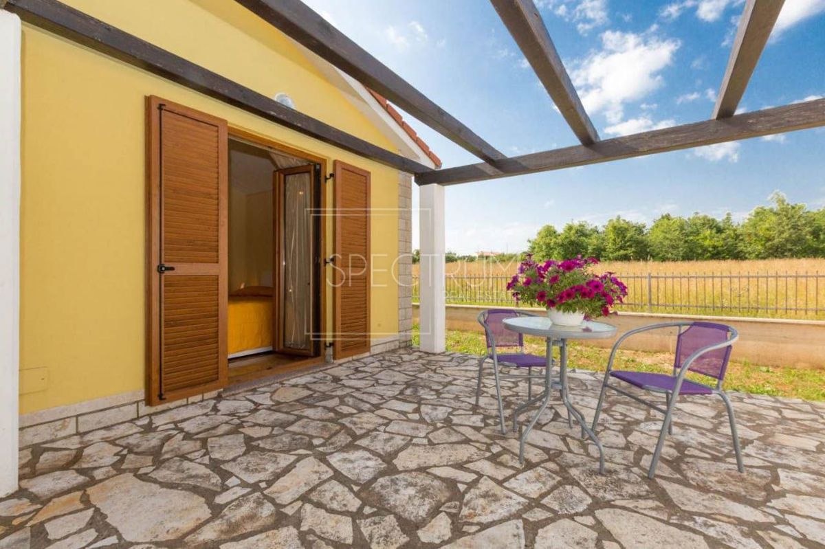 Castelliere, casa a un piano con piscina