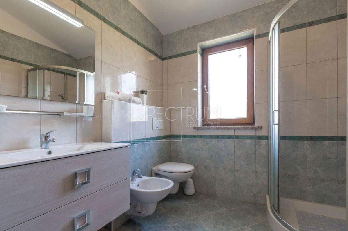 Castelliere, casa a un piano con piscina