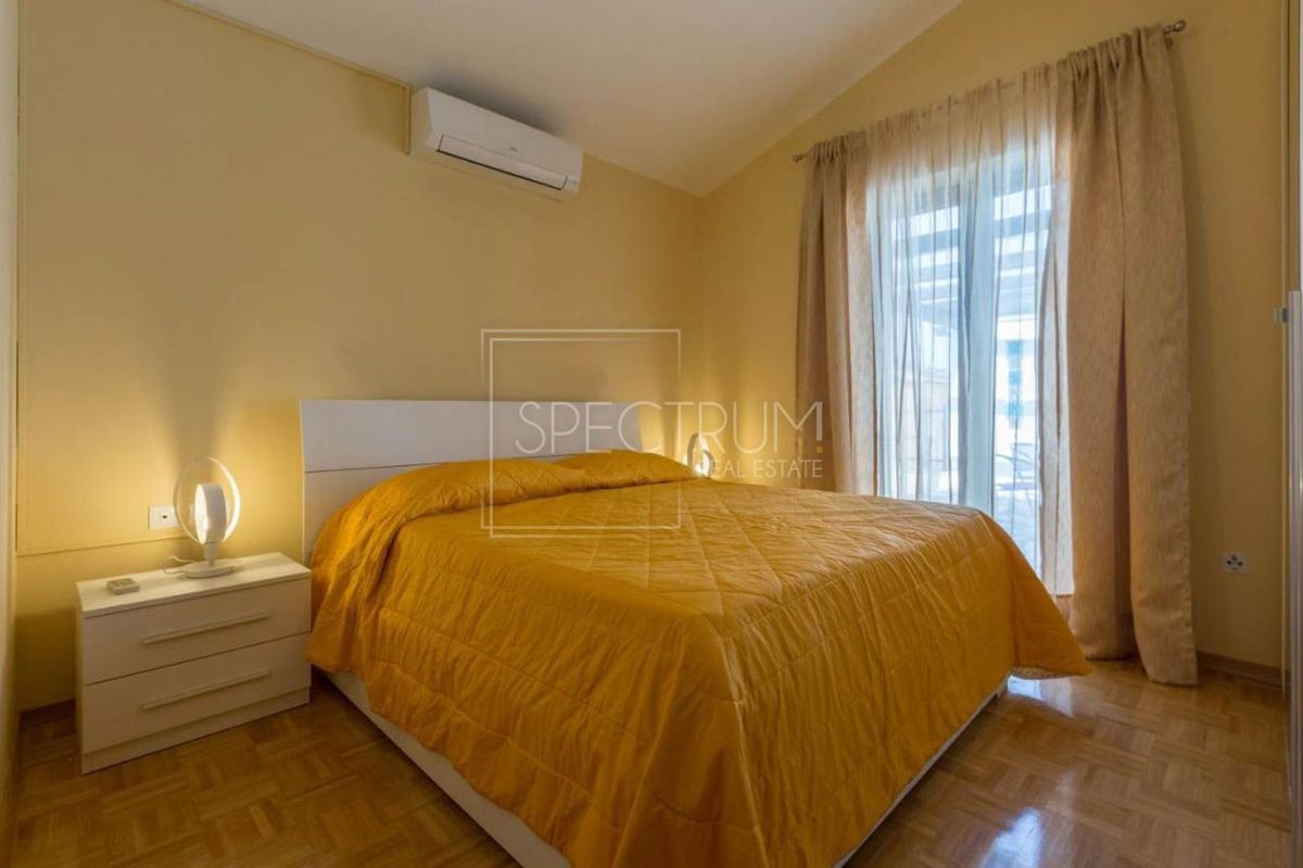 Castelliere, casa a un piano con piscina