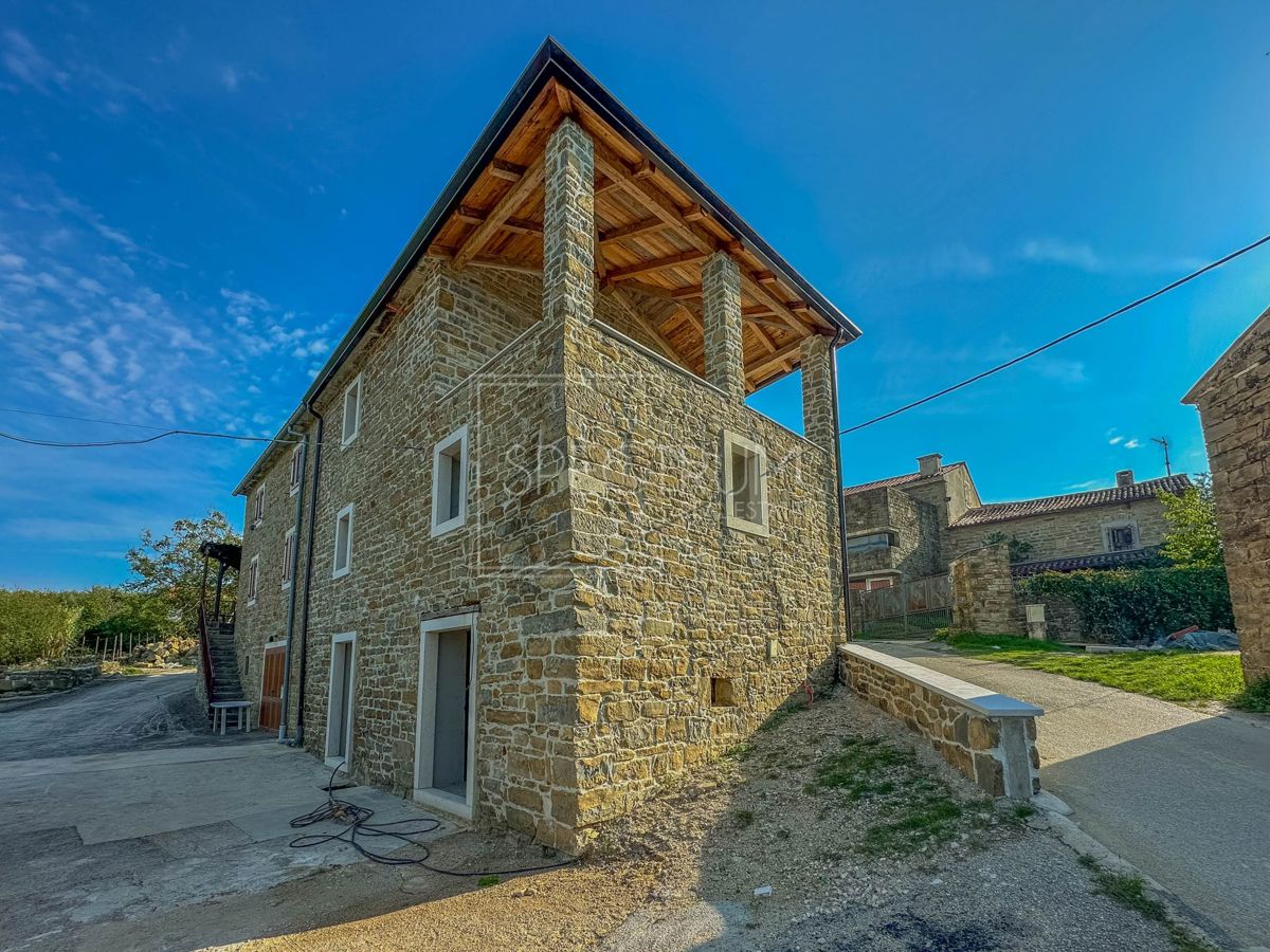 Zona di Buie, casa in pietra ristrutturata con una bellissima vista