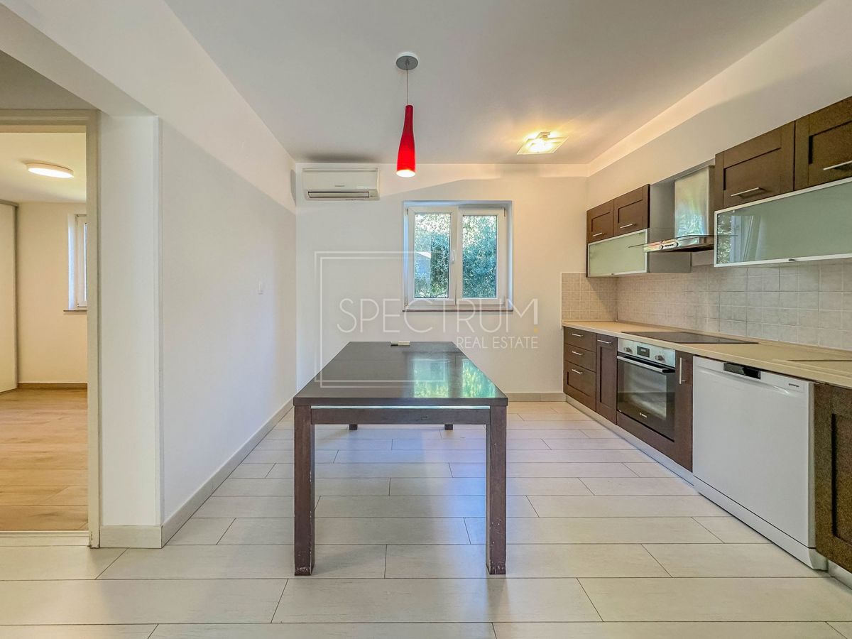 Parenzo, appartamento al piano terra con 3 camere da letto