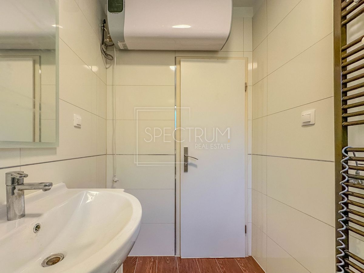 Parenzo, appartamento al piano terra con 3 camere da letto