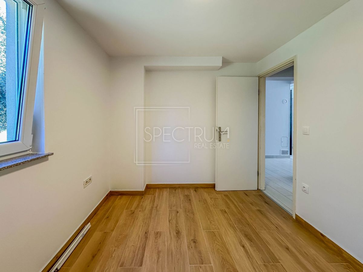 Parenzo, appartamento al piano terra con 3 camere da letto