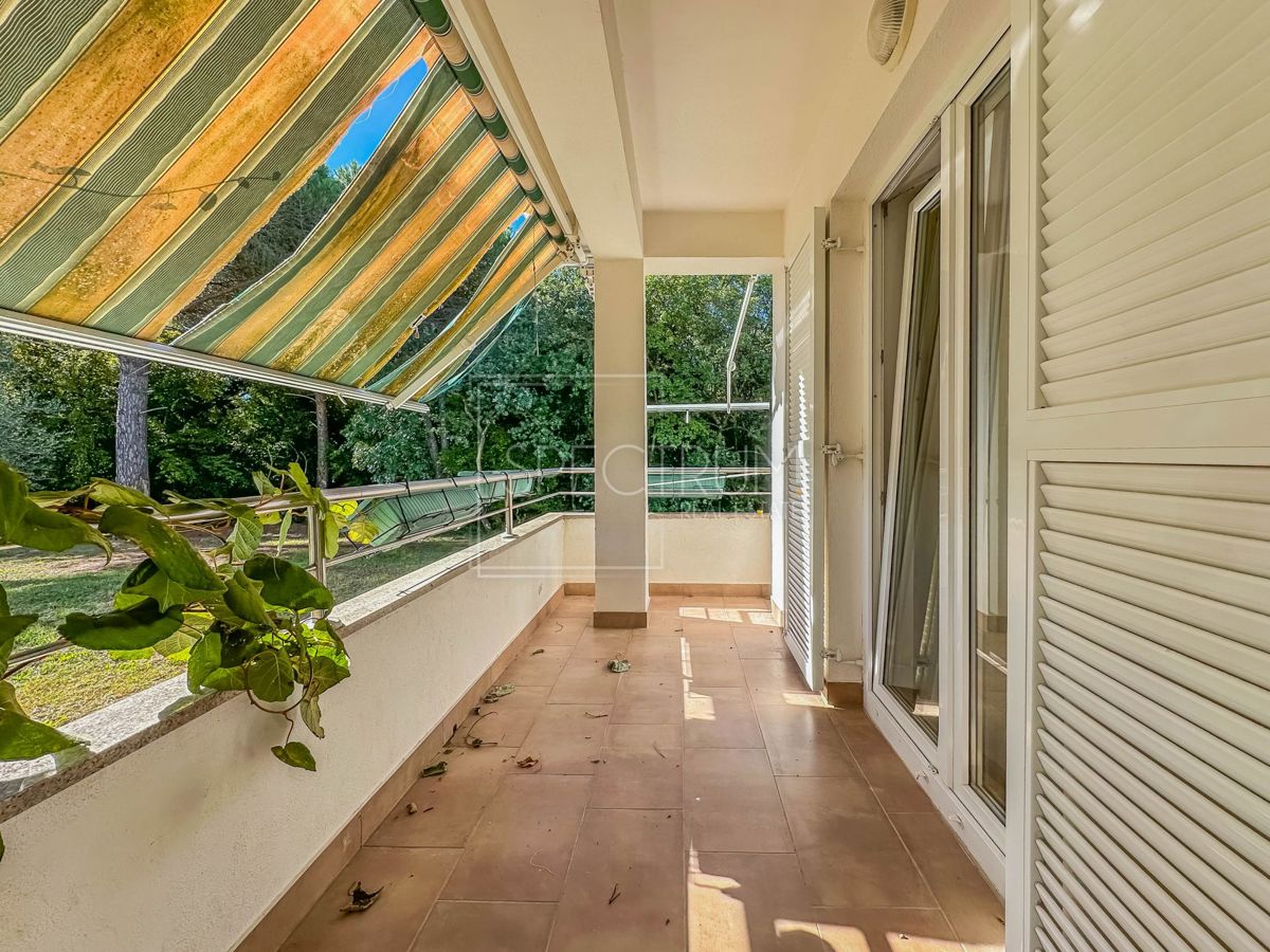 Parenzo, appartamento al piano terra con 3 camere da letto