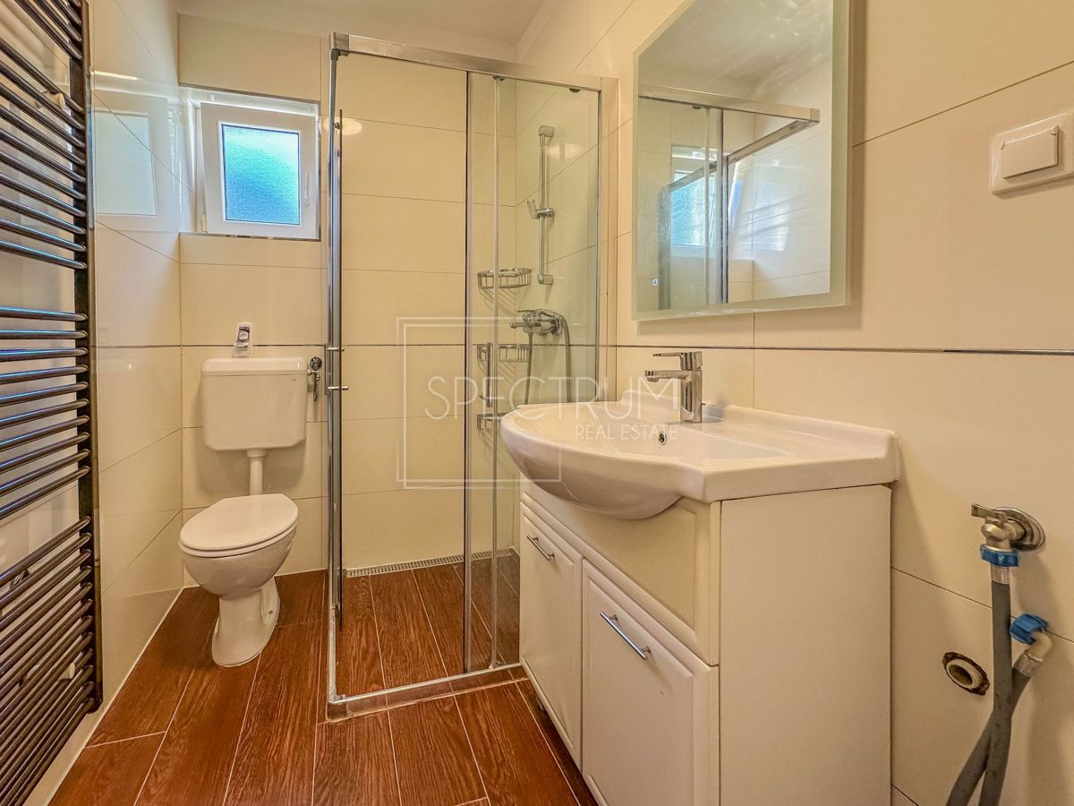 Parenzo, appartamento al piano terra con 3 camere da letto