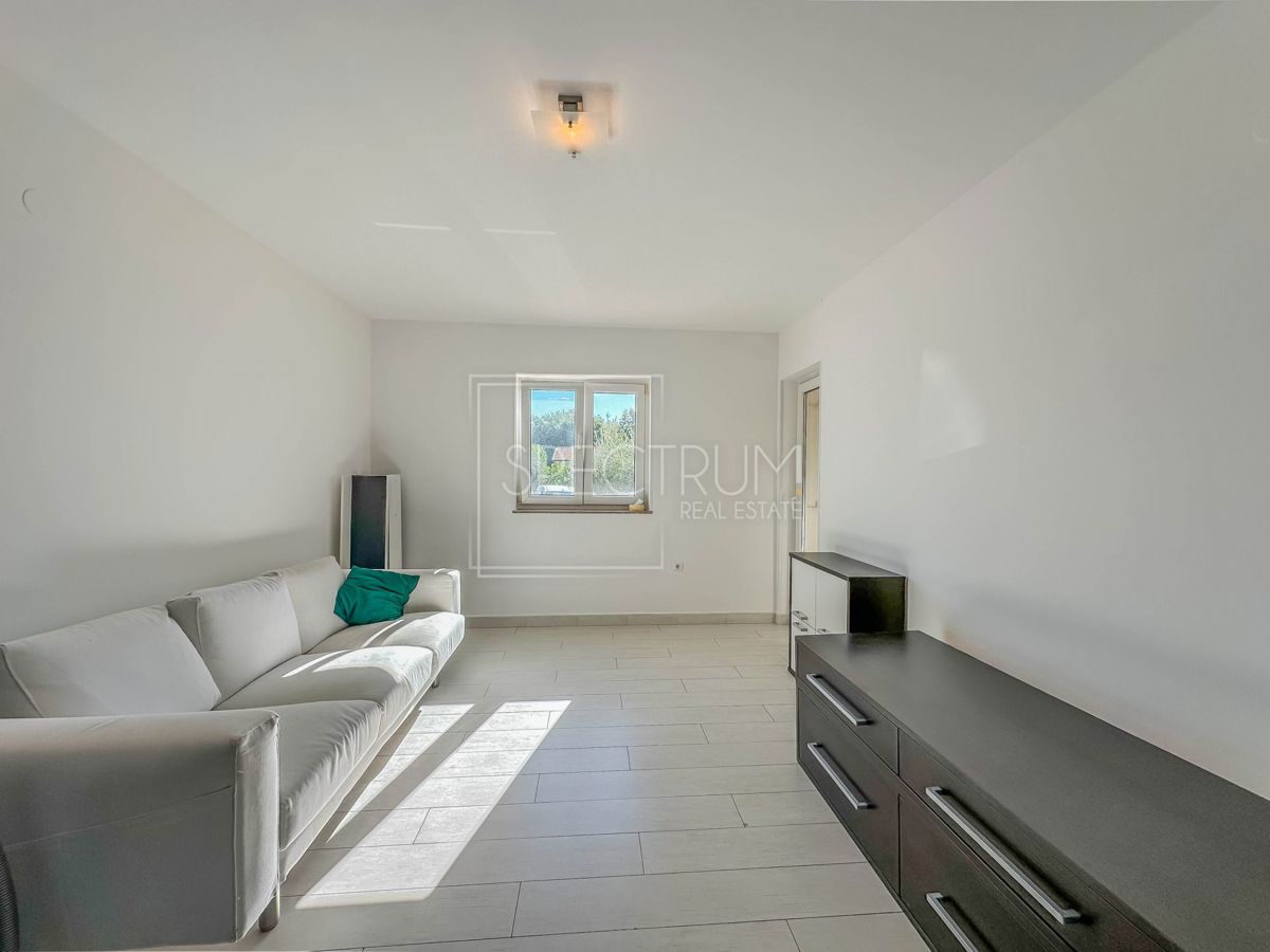 Parenzo, appartamento al piano terra con 3 camere da letto