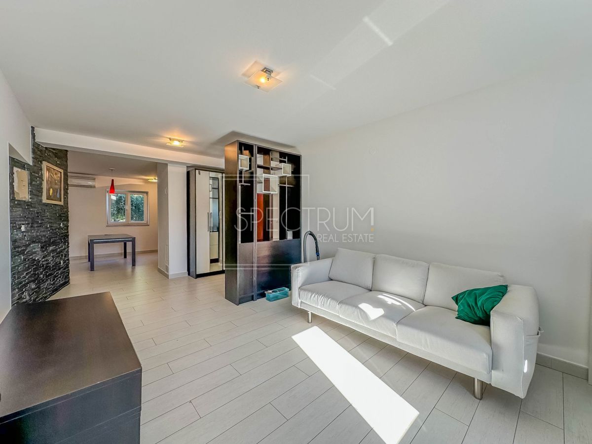 Parenzo, appartamento al piano terra con 3 camere da letto