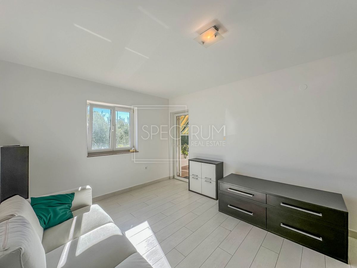 Parenzo, appartamento al piano terra con 3 camere da letto