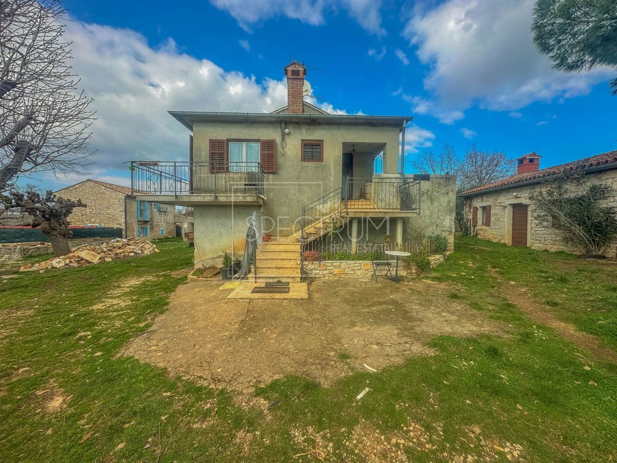Zona di San Lorenzo, casa in pietra da ristrutturare