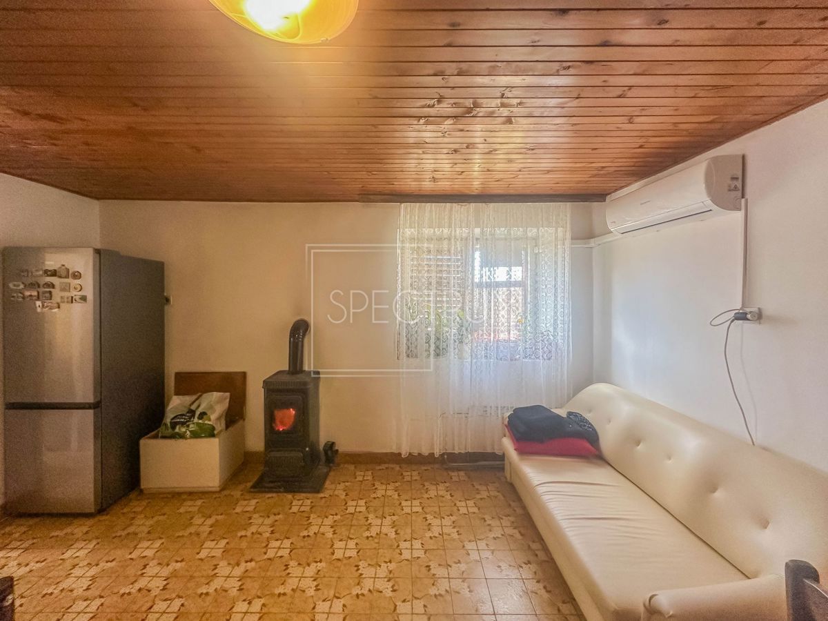 Zona di San Lorenzo, casa in pietra da ristrutturare