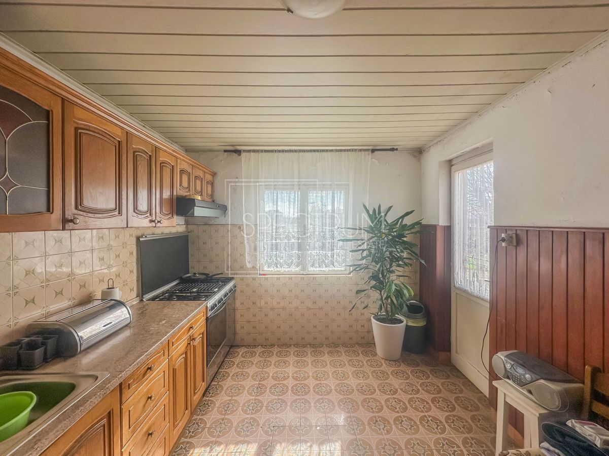 Zona di San Lorenzo, casa in pietra da ristrutturare