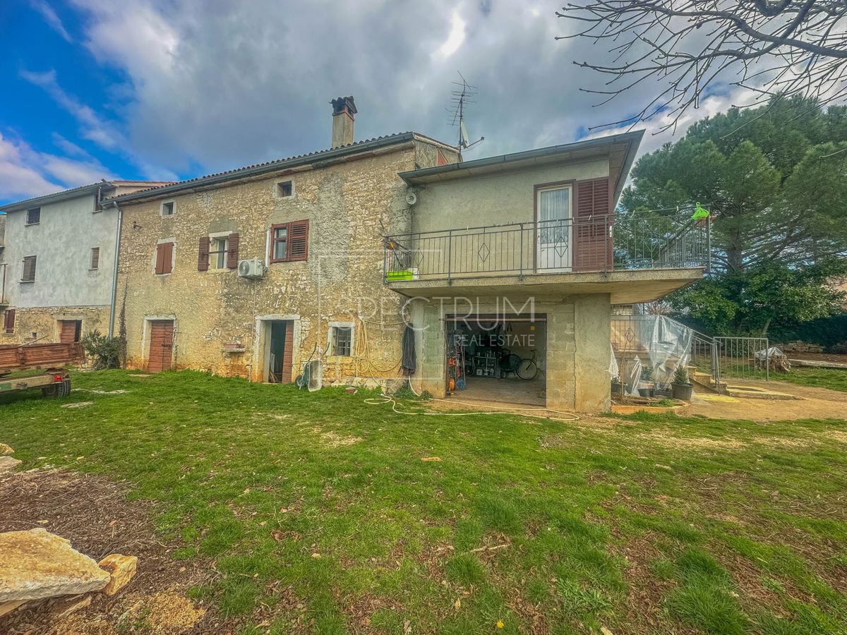 Zona di San Lorenzo, casa in pietra da ristrutturare