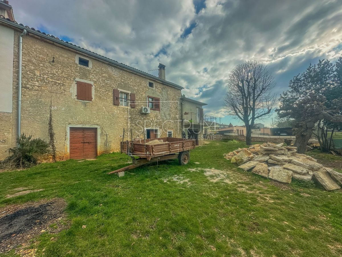 Zona di San Lorenzo, casa in pietra da ristrutturare