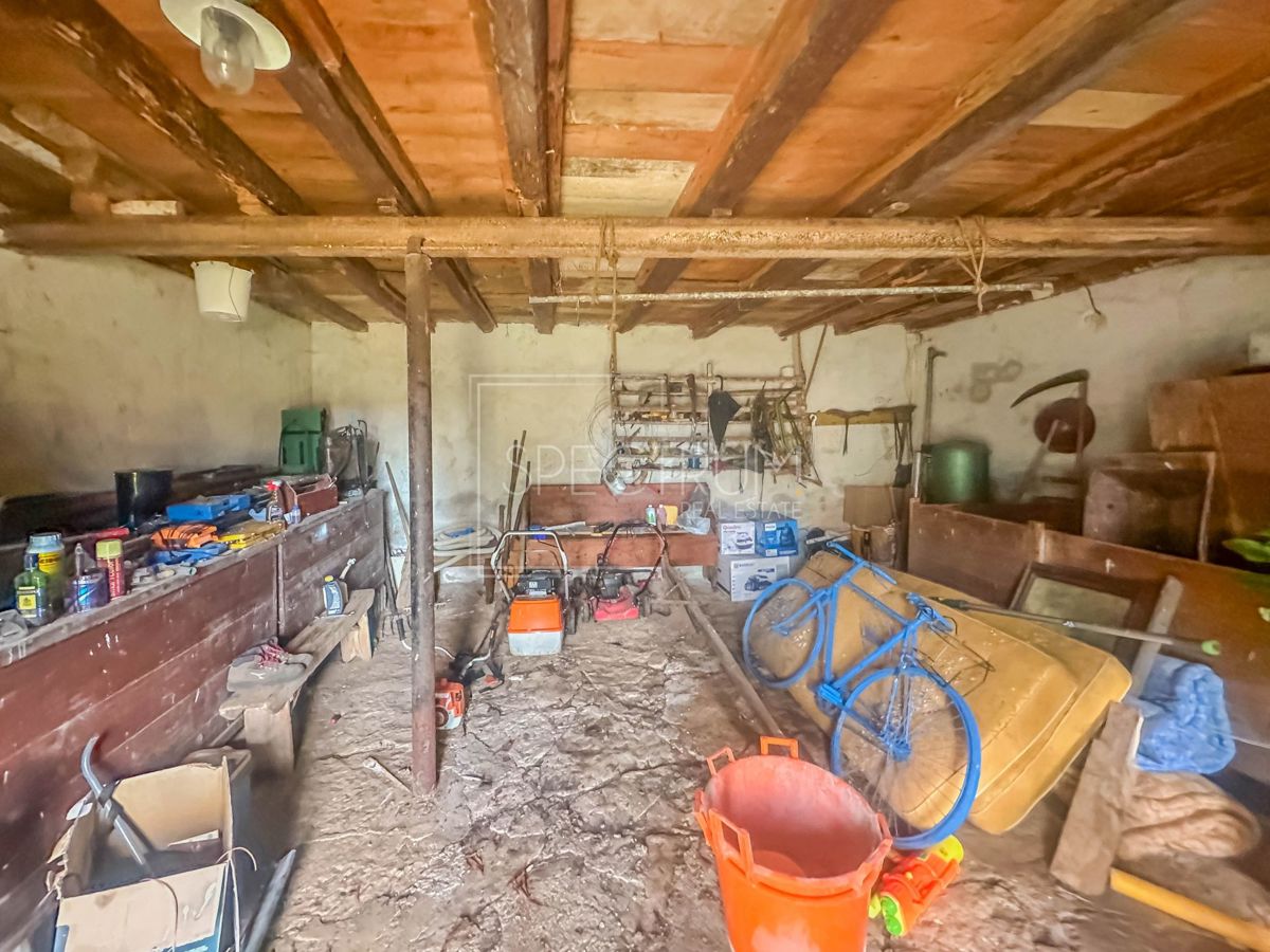 Zona di San Lorenzo, casa in pietra da ristrutturare