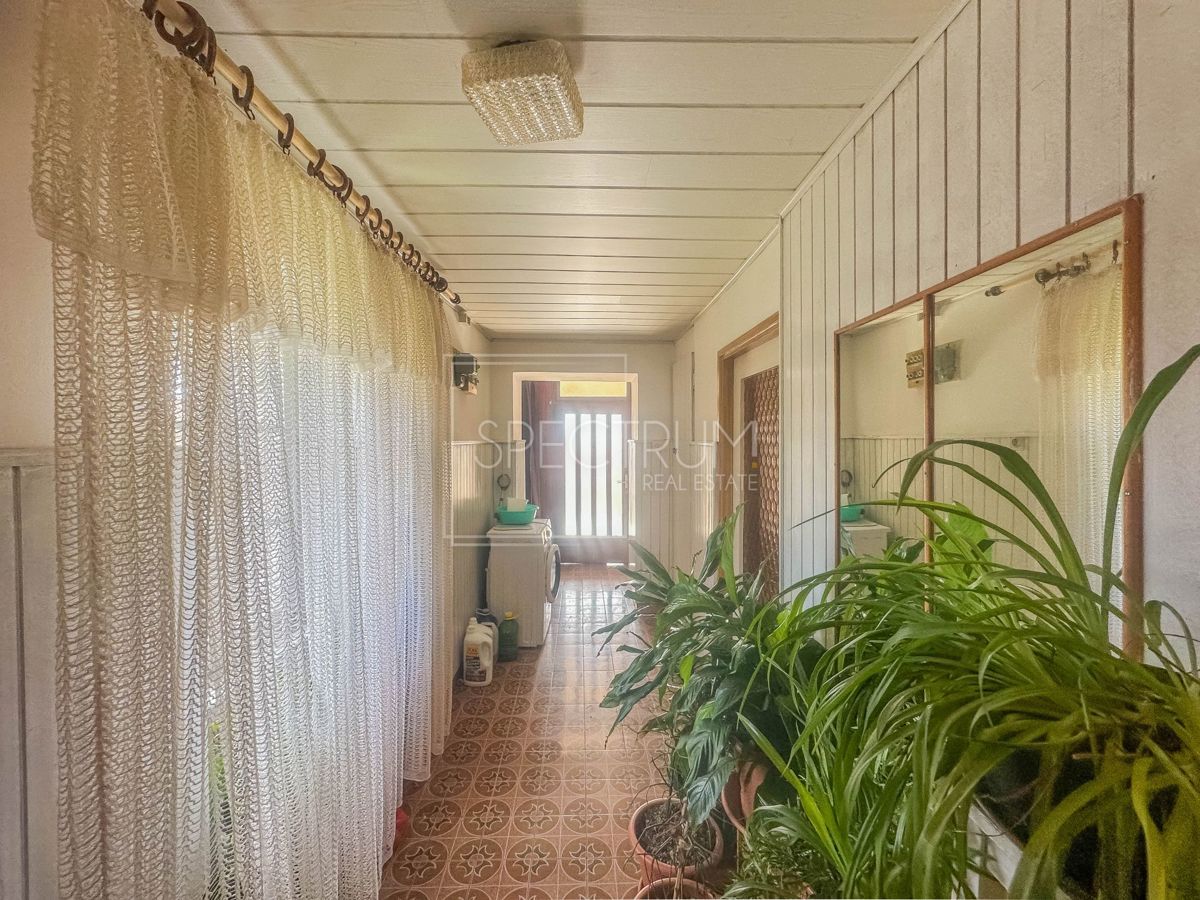 Zona di San Lorenzo, casa in pietra da ristrutturare