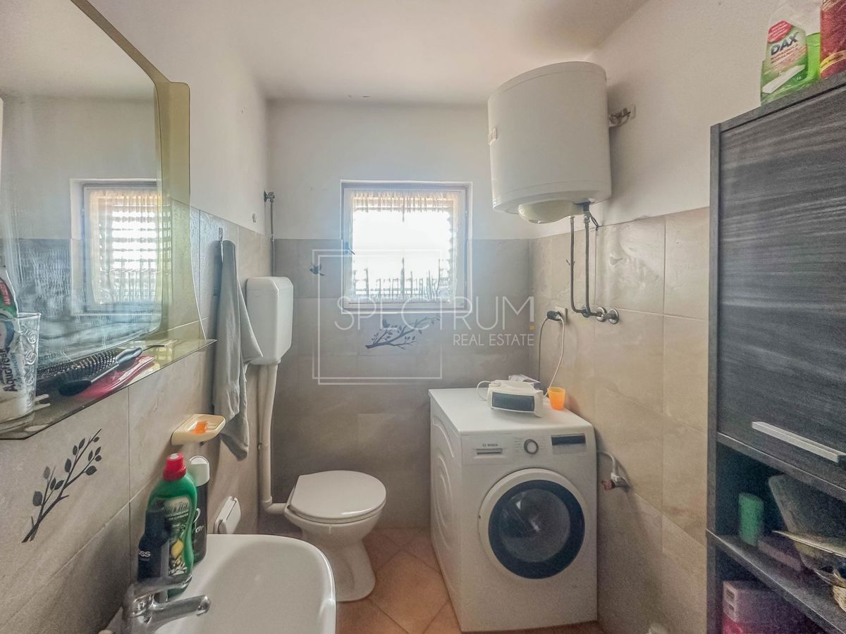 Zona di San Lorenzo, casa in pietra da ristrutturare