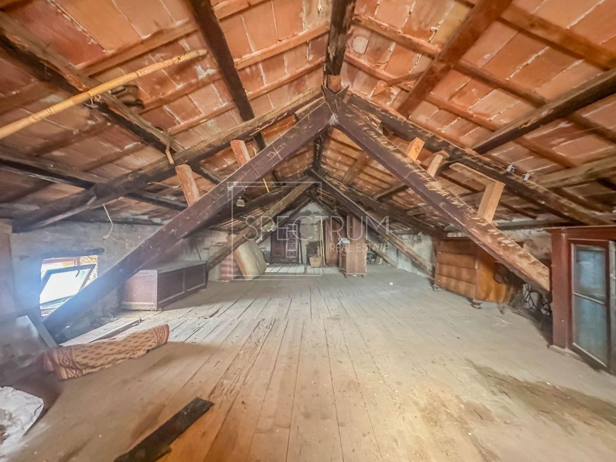 Zona di San Lorenzo, casa in pietra da ristrutturare
