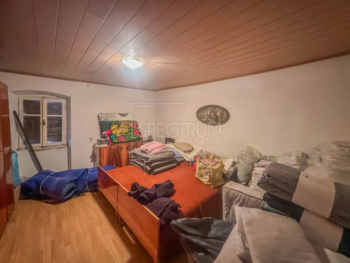 Zona di San Lorenzo, casa in pietra da ristrutturare