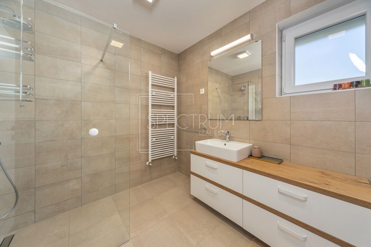 Zona Parenzo, moderna villa bifamiliare con piscina