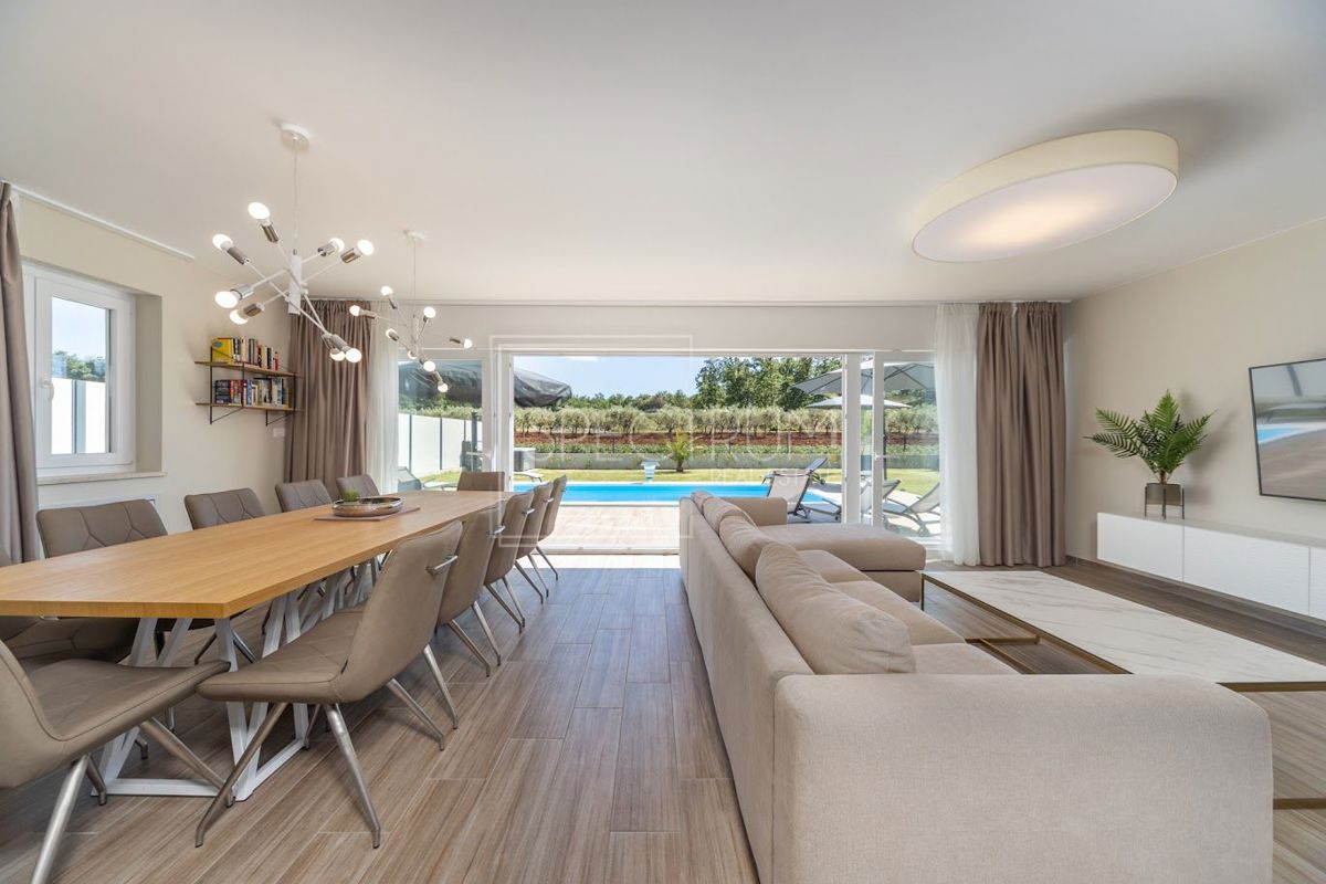 Zona Parenzo, moderna villa bifamiliare con piscina