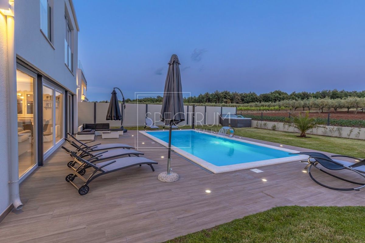 Zona Parenzo, moderna villa bifamiliare con piscina