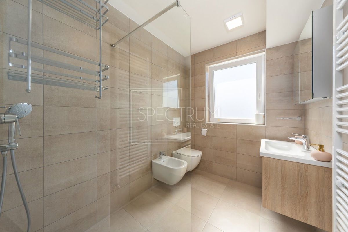 Zona Parenzo, moderna villa bifamiliare con piscina