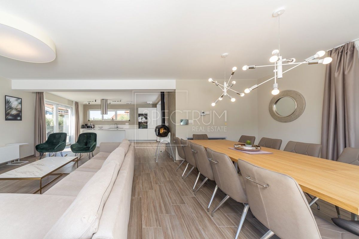 Zona Parenzo, moderna villa bifamiliare con piscina