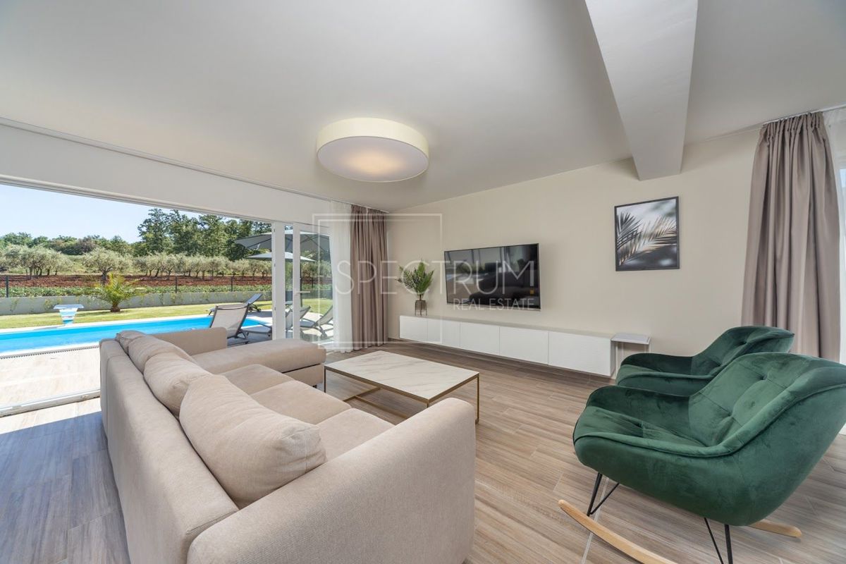 Zona Parenzo, moderna villa bifamiliare con piscina