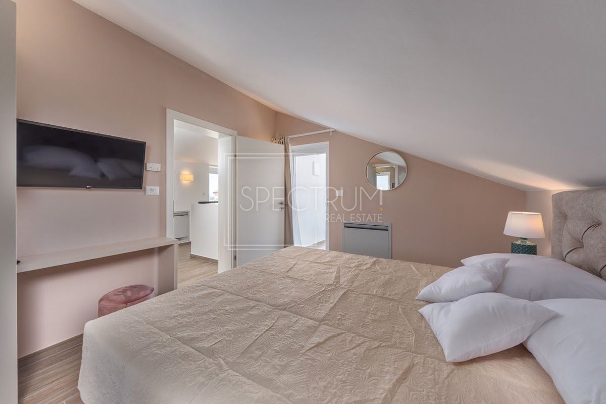 Zona Parenzo, moderna villa bifamiliare con piscina