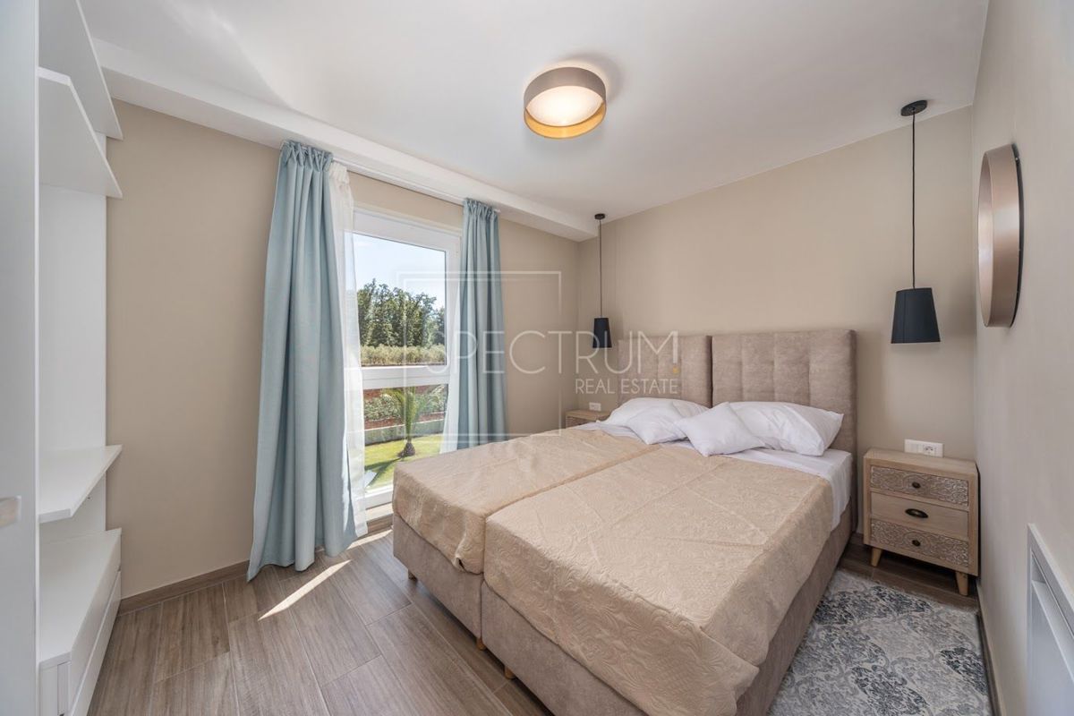 Zona Parenzo, moderna villa bifamiliare con piscina