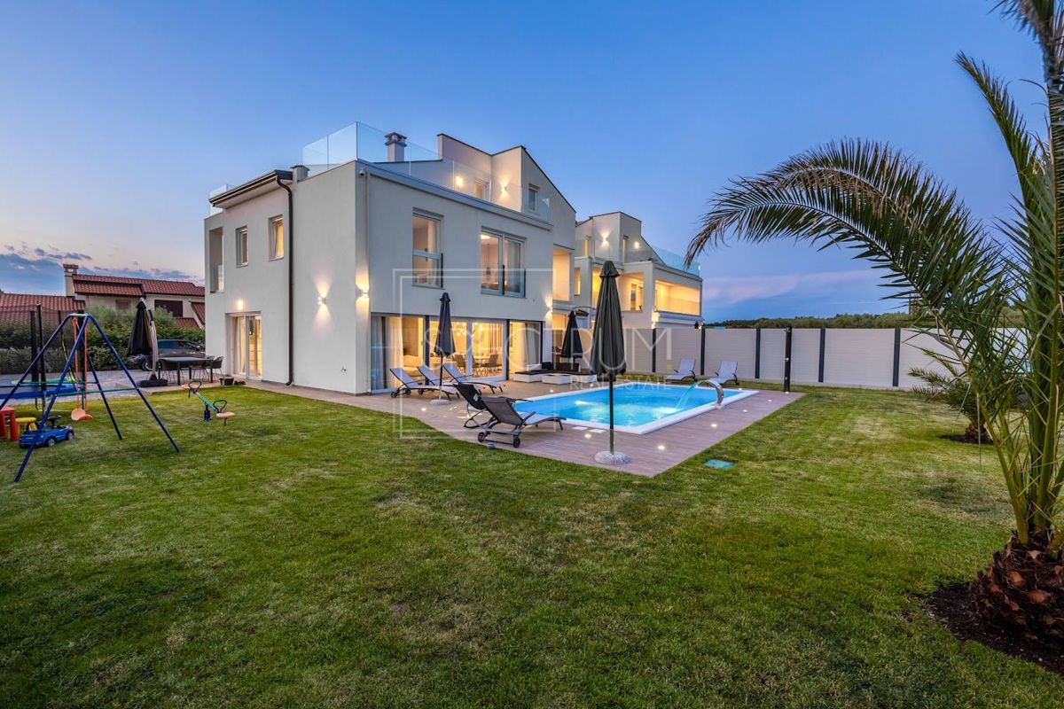 Zona Parenzo, moderna villa bifamiliare con piscina