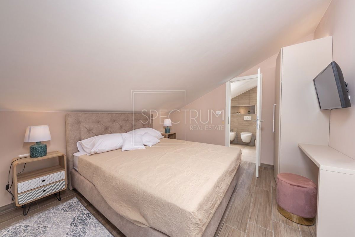 Zona Parenzo, moderna villa bifamiliare con piscina