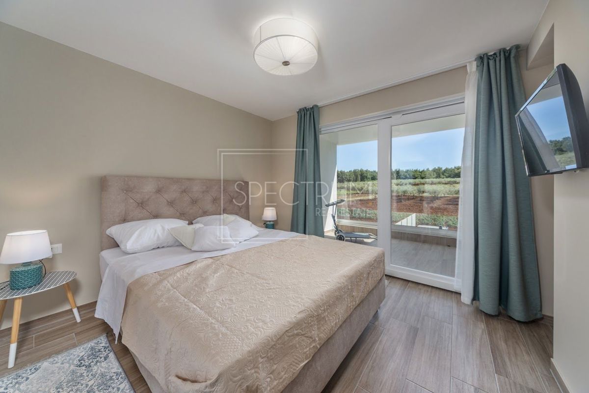 Zona Parenzo, moderna villa bifamiliare con piscina