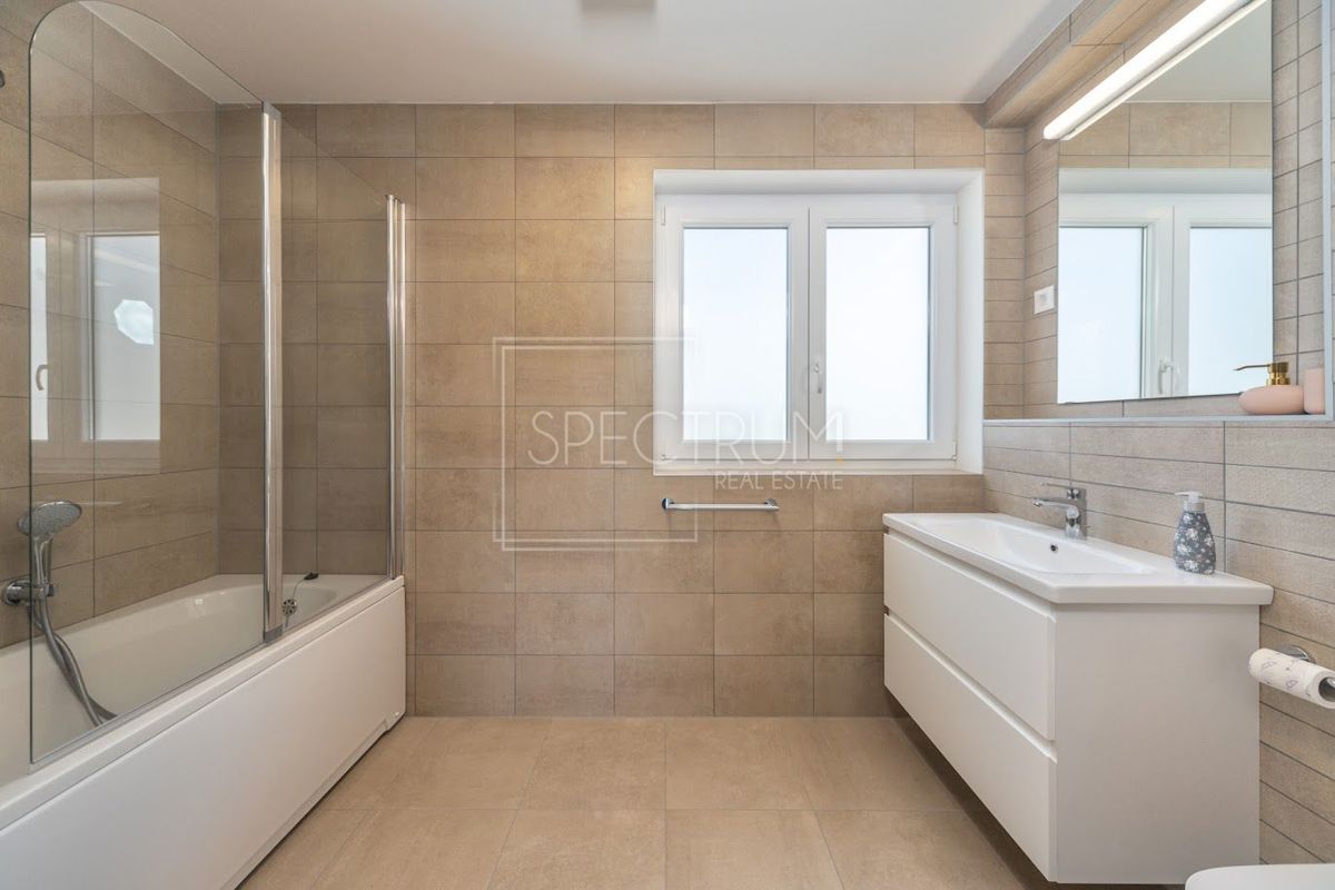 Zona Parenzo, moderna villa bifamiliare con piscina