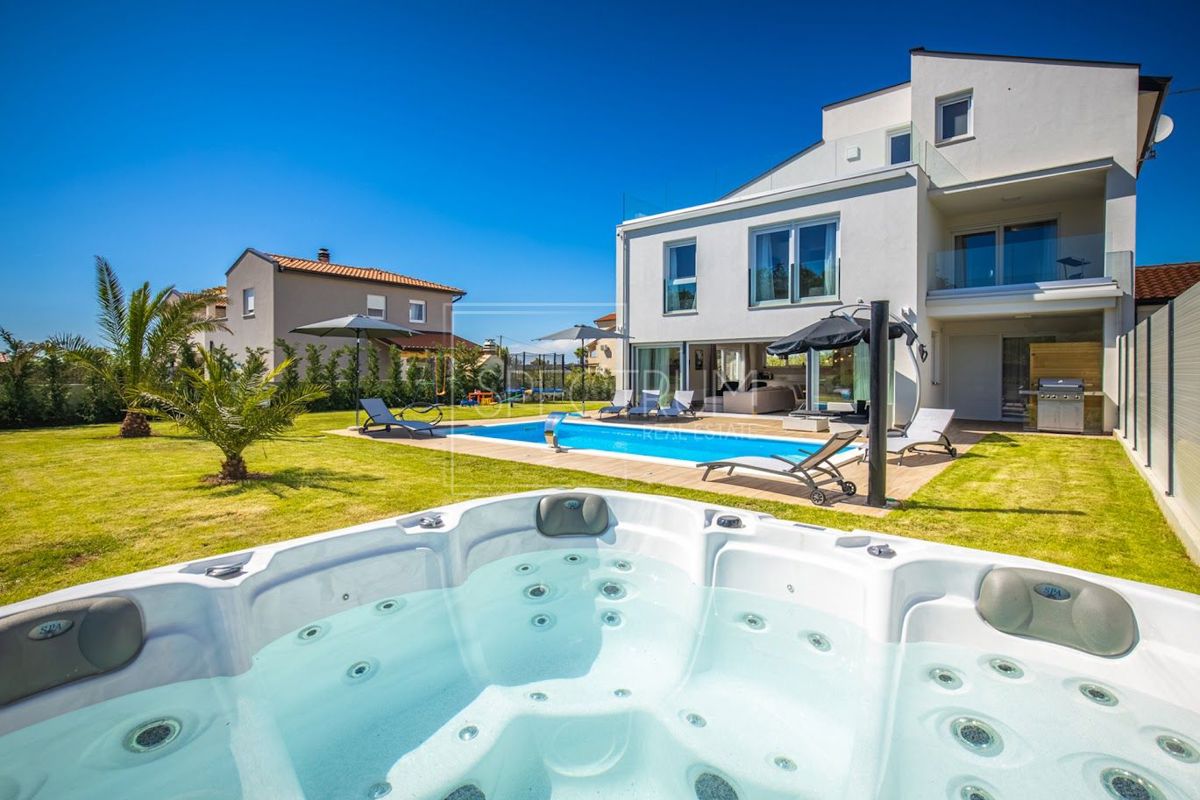 Zona Parenzo, moderna villa bifamiliare con piscina