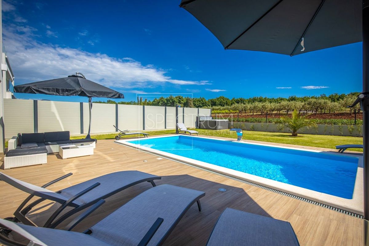 Zona Parenzo, moderna villa bifamiliare con piscina