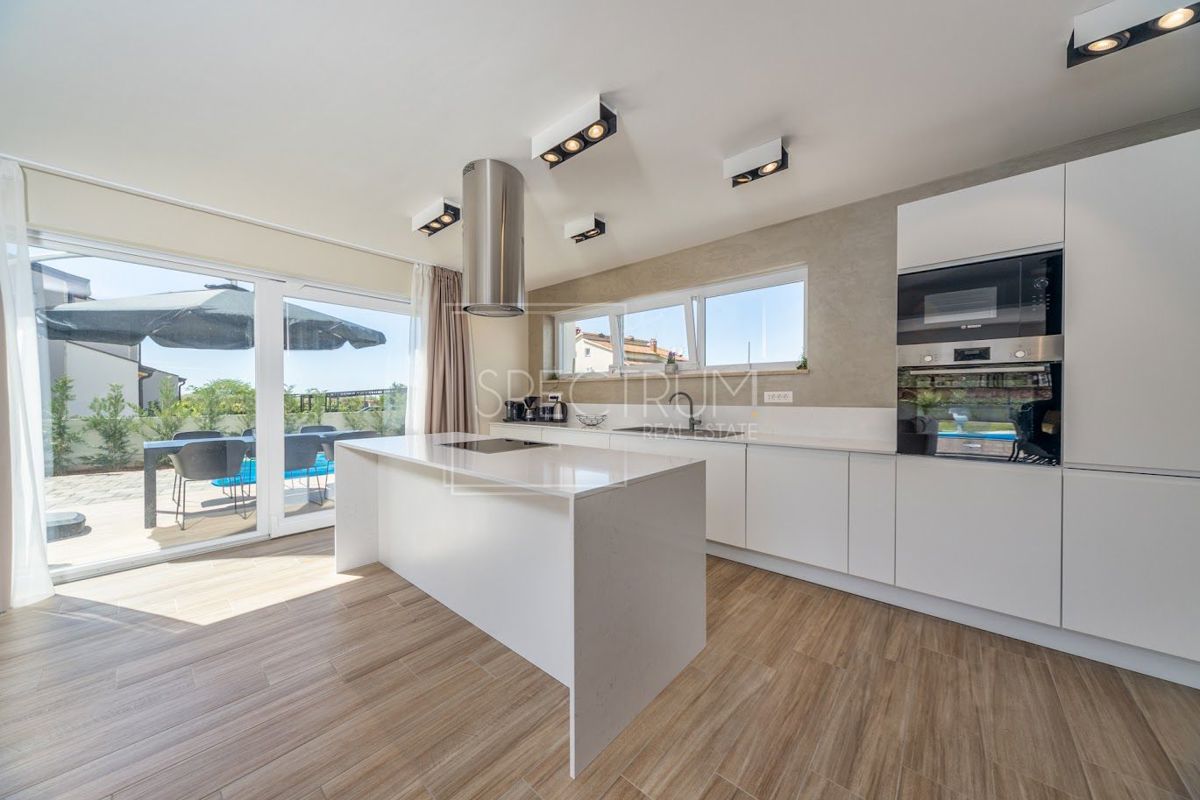 Zona Parenzo, moderna villa bifamiliare con piscina