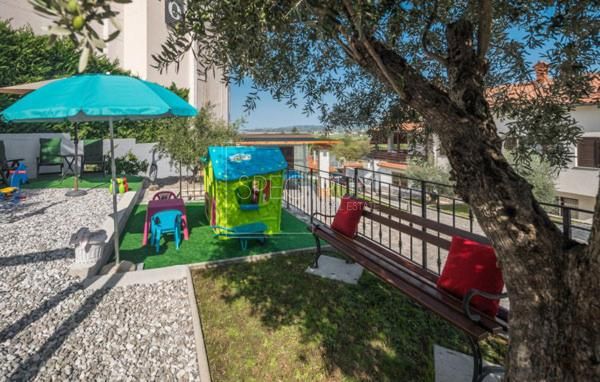 Zona di Buie, casa in pietra con piscina e condominio