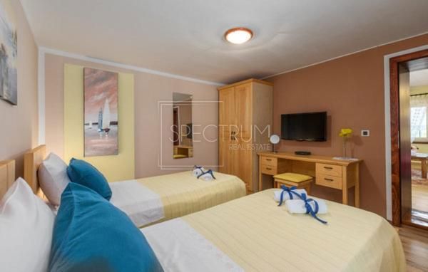 Zona di Buie, casa in pietra con piscina e condominio