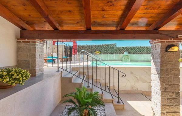 Zona di Buie, casa in pietra con piscina e condominio
