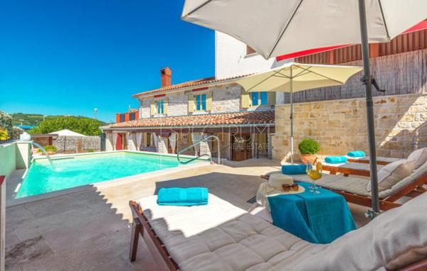 Zona di Buie, casa in pietra con piscina e condominio