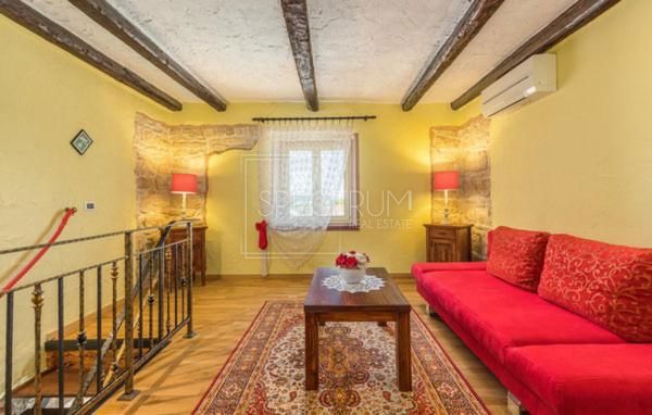 Zona di Buie, casa in pietra con piscina e condominio
