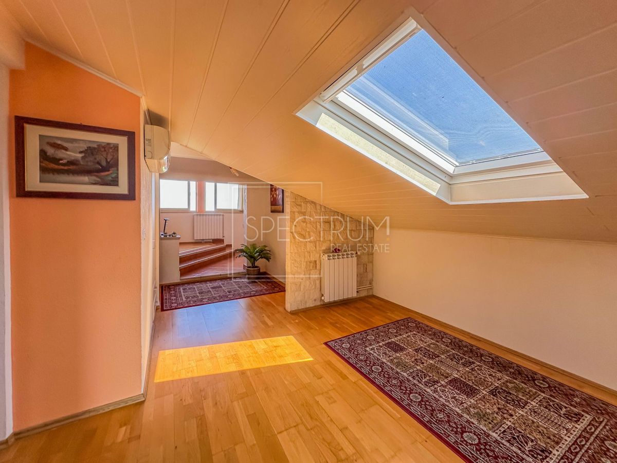 Zona di Buie, casa in pietra con piscina e condominio