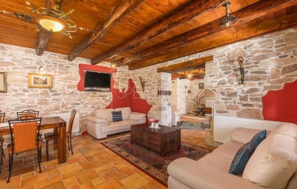 Zona di Buie, casa in pietra con piscina e condominio