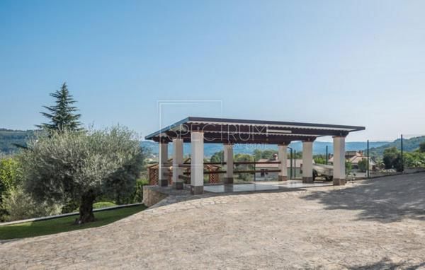 Zona di Buie, casa in pietra con piscina e condominio