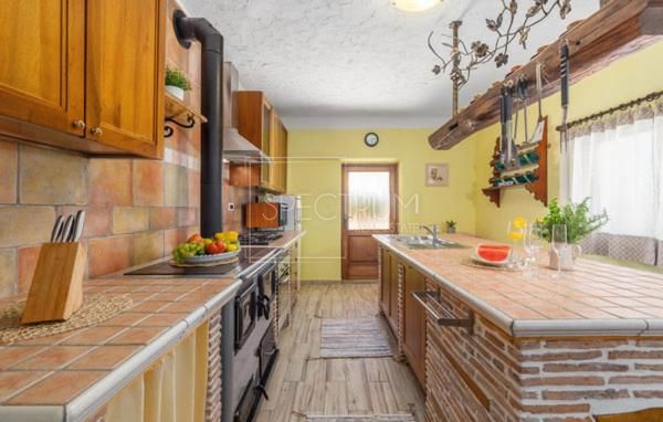 Zona di Buie, casa in pietra con piscina e condominio