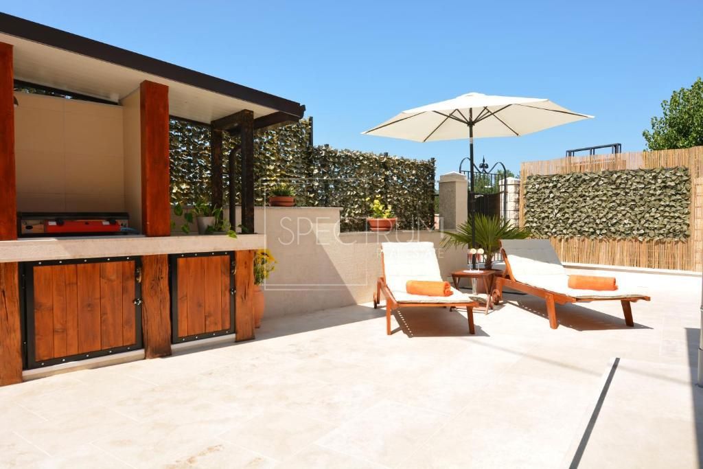 Zona di Buie, casa in pietra con piscina e condominio