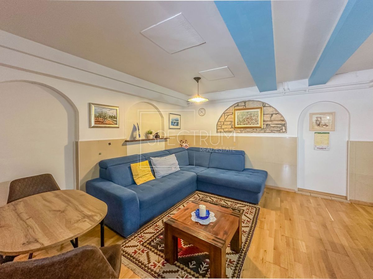 Zona di Buie, casa in pietra con piscina e condominio
